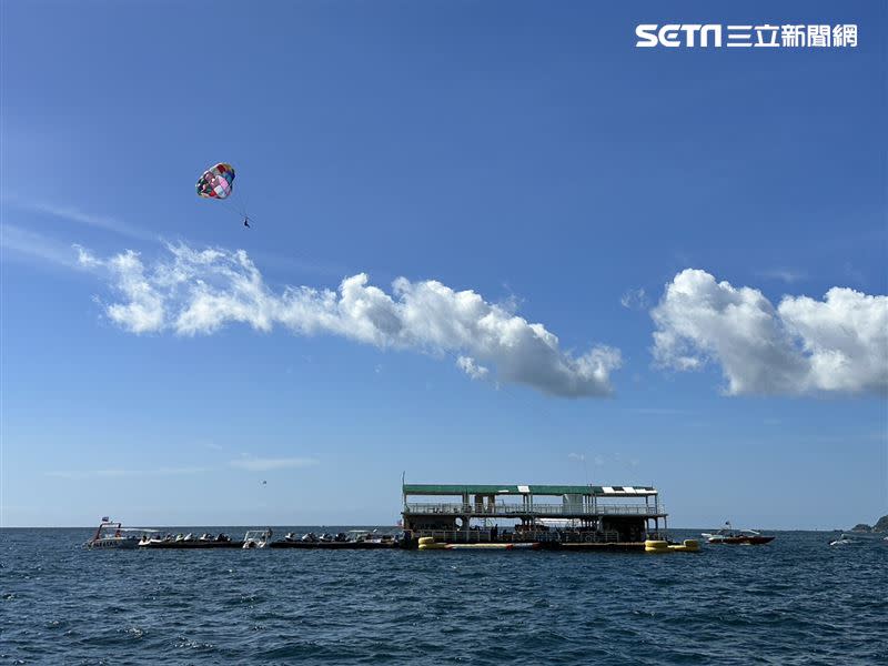 長灘島水上活動推薦高空拖曳傘、傍晚搭風帆船看夕陽。（圖／記者劉沛妘攝影）