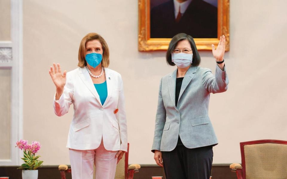 美國眾議長裴洛西（左）日前訪問台灣，專程至總統府晉見總統蔡英文（右）。（總統府提供）