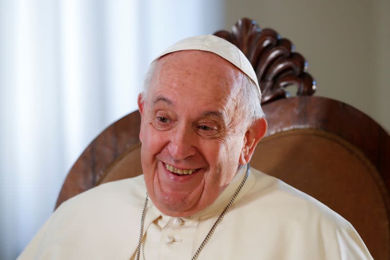 El Papa Francisco sonríe durante una entrevista exclusiva con Reuters, en el Vaticano