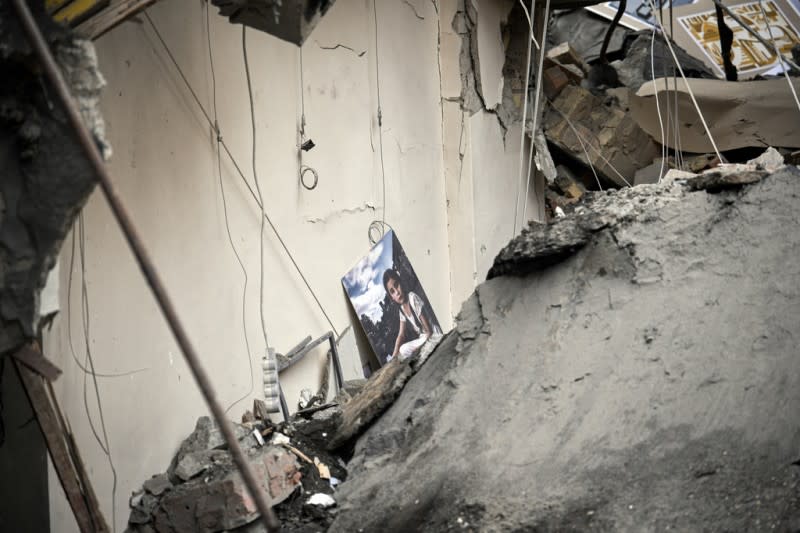 <cite>2024年3月25日。俄羅斯空襲烏克蘭基輔佩喬爾斯克區（Pecherskyi district）後，廢墟中的一張照片。（美聯社）</cite>