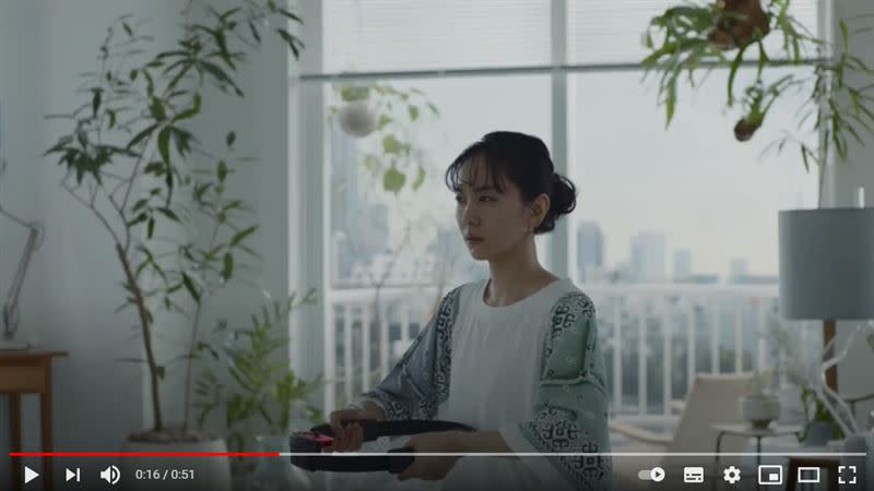 新垣結衣綁著馬尾，頭髮微濕的模樣相當認真。（圖／翻攝自YouTube）