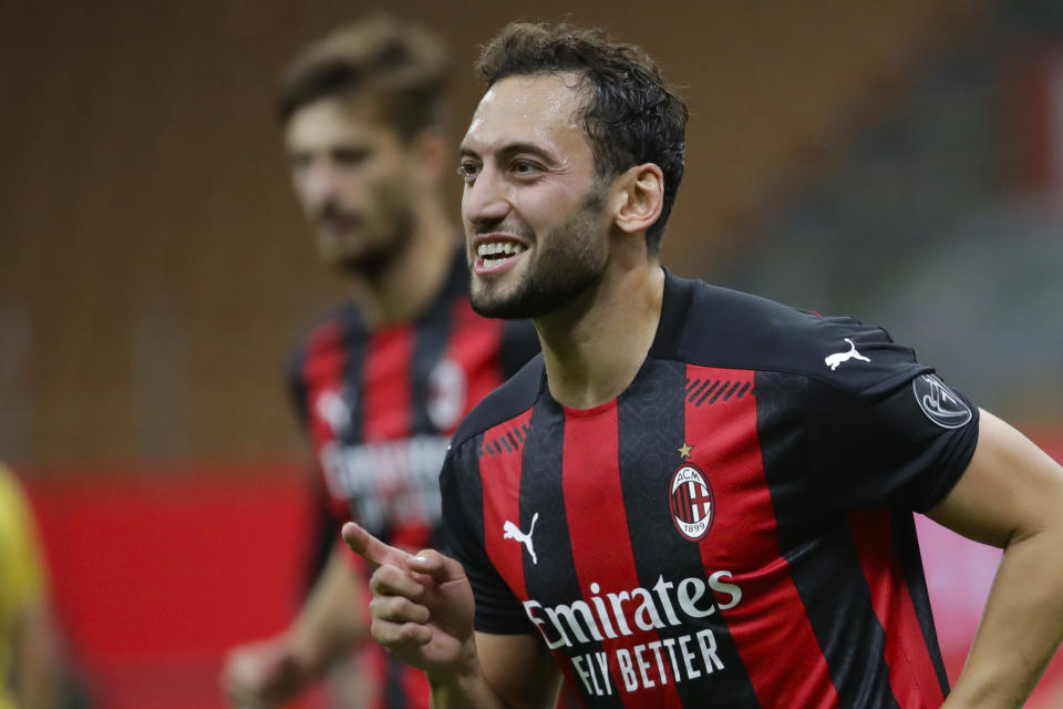 CHI SCHIERARE - Il Milan senza Ibra non perde solo il suo bomber, ma anche colui che alza il livello dei compagni. La responsabilità sarà in gran parte sulle spalle di <strong>Calhanoglu</strong>, ancora in cerca del primo goal in questo campionato. La Fiorentina è una delle squadre meno in forma in questo momento e l'unico che può portare buoni voti (oltre che qualche bonus) sembra essere <strong>Castrovilli</strong>. CHI NON SCHIERARE - Il Milan è una squadra troppo in forma per poter lasciare in panchina qualche giocatore rossonero. Paradossalmente, <strong>Romagnoli </strong>è quello un po' più arrugginito, forse, perciò in questo momento potrebbe essere utile non schierare il capitano. Viceversa, sono tanti gli elementi della Fiorentina che sarebbe meglio non mandare in campo: tra tutti, il più indicato a restare fuori è <strong>Amrabat</strong>, centrocampista dal 6 quasi fisso, ma da zero bonus. (AP Photo/Luca Bruno)