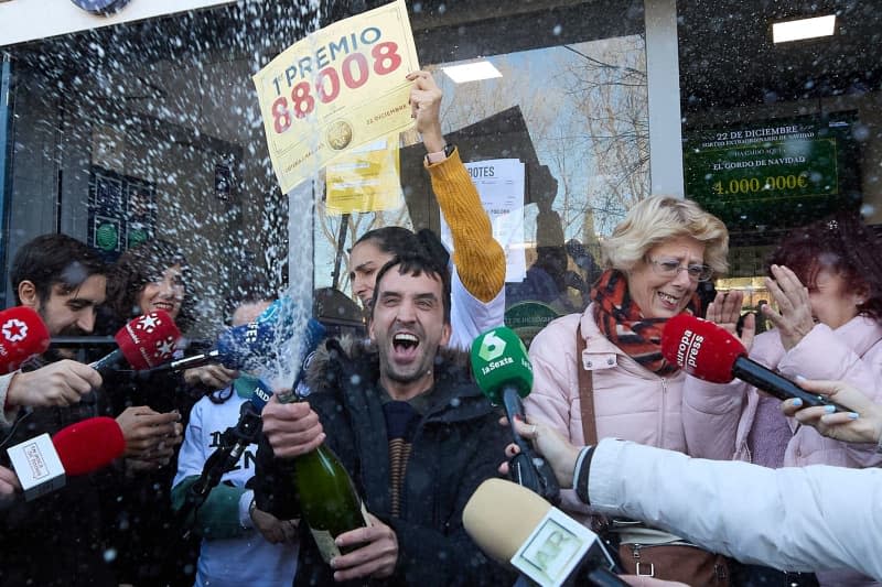 Winners of the first prize in the Extraordinary Christmas Lottery 2023 with the number 88088 celebrate their good fortune in the pub where they bought their tickets. Jesus Hellin/EUROPA PRESS/dpa