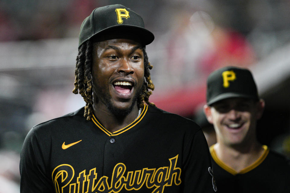 El dominicano Oneil Cruz, campocorto de los Piratas de Pittsburgh, sonríe en la cueva al concluir el segundo juego de una doble cartelera ante los Rojos de Cincinnati, el martes 13 de septiembre de 2022 (AP Foto/Jeff Dean)