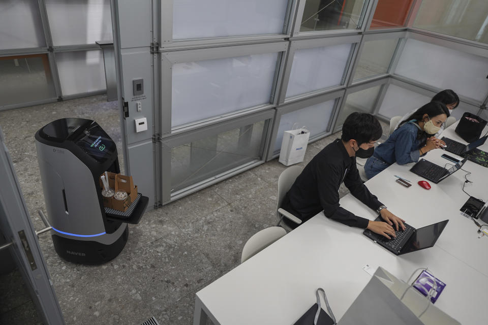Un robot realiza entregas de café en las oficinas de Naver, una firma de internet, en las afueras de Seúl, Corea del Sur, el 28 de septiembre de 2022. (Chang W. Lee/The New York Times)
