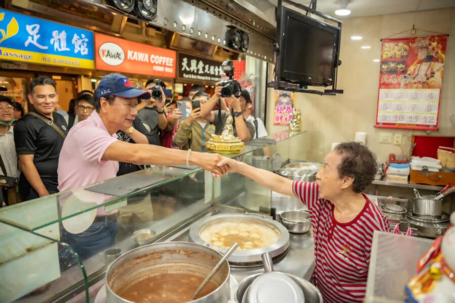 圖／郭台銘7日晚間走訪萬華艋舺、華西街、梧州、廣州街夜市，關心庶民經濟。（圖／郭台銘辦公室提供）