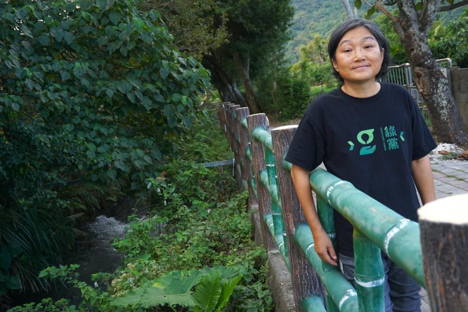 30年前的鍾寶珠還是個陶藝老師，後來成了環境運動者、社區工作者。他身旁的水圳現在裝上了微水力發電機組，為農村帶來源源不絕的綠電與創生動能。攝影：陳昭宏