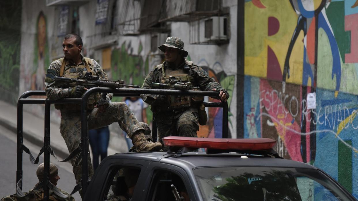 Sicherheitskräfte patrouillieren in der favela Babilonia. In keinem anderen Land der Welt kommen so viele Menschen bei Polizei-Einsätzen ums Leben wie in Brasilien.