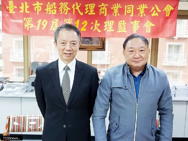 台北市船代公會昨日召開「第十九屆第十二次理事、監事會」，由理事長黃啟洋（左）主持，常務監事林榮章（右）列席。（記者周家仰攝）