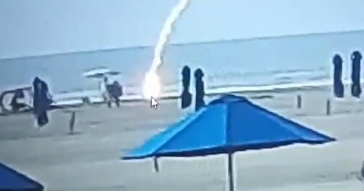 Mujer caminaba por la playa cuando un rayo le cayó y terminó con su vida. Foto: Captura de video X vía @tubarconews