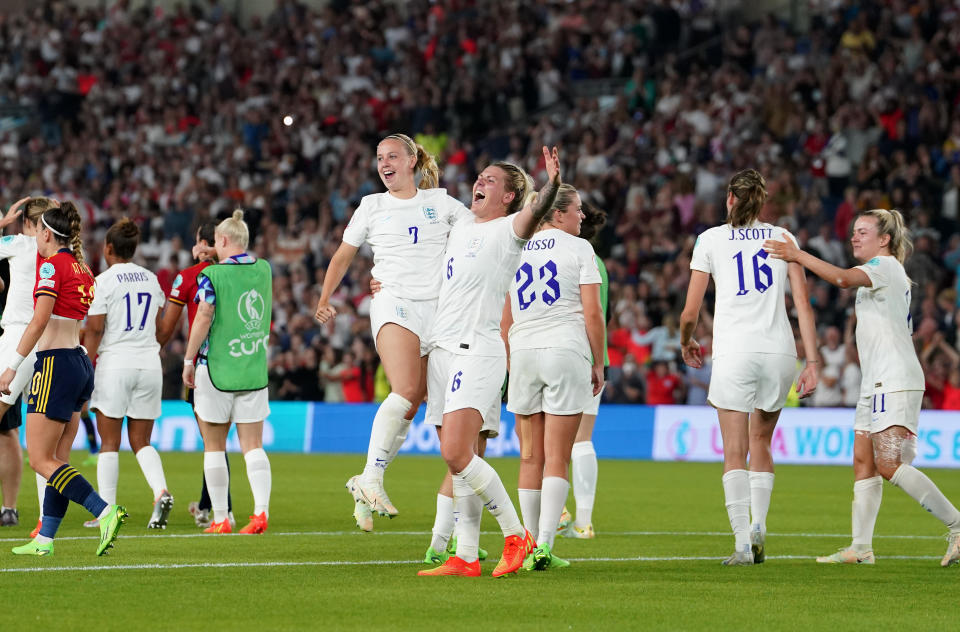 Millie Bright (derecha) y Beth Mead de Inglaterra celebran la victoria tras el partido de cuartos de final de la Eurocopa Femenina de la UEFA 2022 en el Brighton &  Estadio de la comunidad de Hove.  Imagen fecha: Miércoles 20 de julio de 2022.
