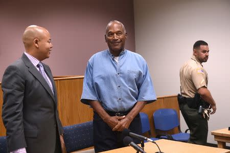 Foto del jueves de O.J. Simpson durante la audiencia de libertad condicional en Nevada. Jul 20, 2017. La Justicia estadounidense otorgó el jueves la libertad condicional a O.J. Simpson, quien saldrá de prisión en octubre después de nueve años tras las rejas por un fallido robo a mano armada. July 20, 2017. REUTERS/Jason Bean