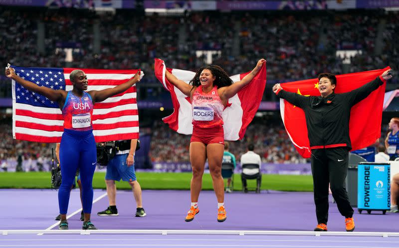 La medallista de oro canadiense Camryn Rogers, la ganadora de la plata estadounidense Annette Nneka Echikunwoke y la china Jie Zhao, que se quedó con el bronce, celebran tras la competencia.