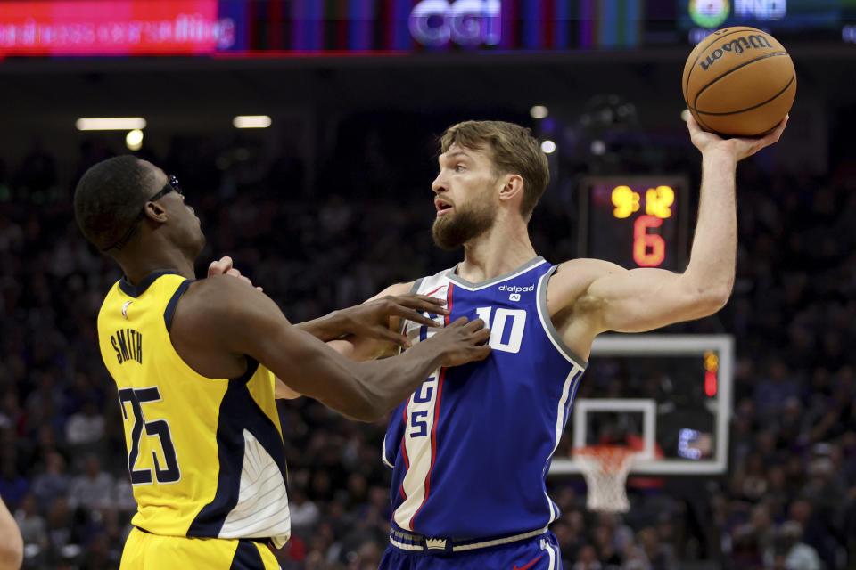 Sacramento Kings forward Domantas Sabonis, right, is defended by Indiana Pacers forward Jalen Smith (25) during the first half of an NBA basketball game in Sacramento, Calif, Thursday, Jan. 18, 2024. (AP Photo/Jed Jacobsohn)