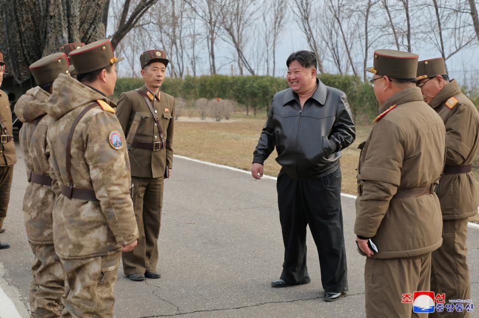 北韓宣稱成功試射中遠端超高音素飛彈。北韓官媒公布領導人金正恩現場指導試射照片。路透社