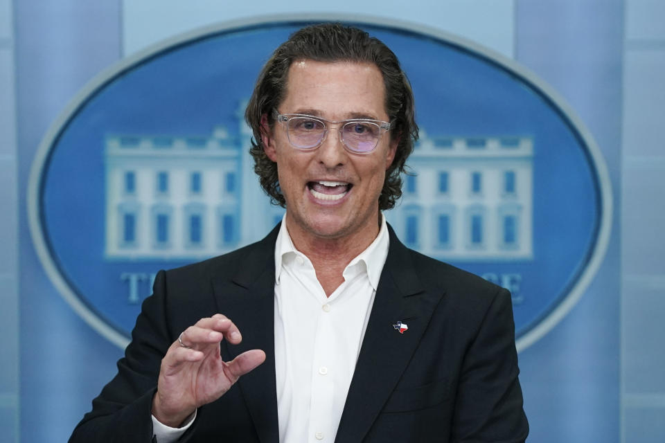 El actor Matthew McConaughey habla sobre sobre la legislación de armas y el tiroteo masivo de la escuela primaria de Uvalde, Texas, al acompañar a la secretaria de prensa Karine Jean-Pierre para el informe diario de la Casa Blanca en la Casa Blanca el 7 de junio de 2022 en Washington. (Foto AP/Evan Vucci)