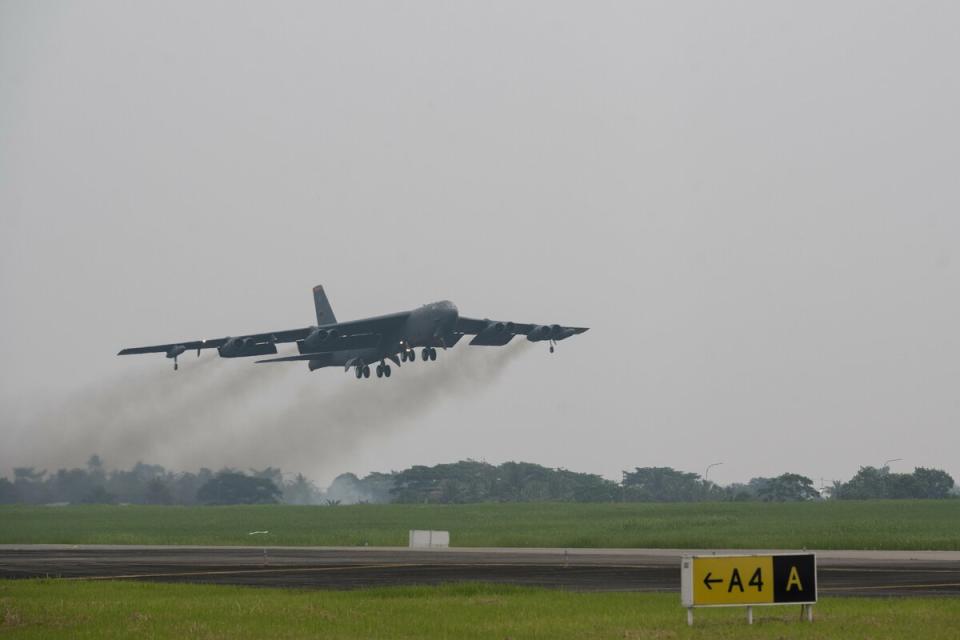 美國空軍B-52H「同溫層堡壘」戰略轟炸機首次從印尼機場起飛。   圖：翻攝@INDOPACOM推特