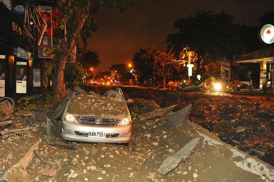 Wreckage of a damaged car is pictured after an explosion in Kaohsiung, southern Taiwan, August 1, 2014. An explosion caused by a gas leak in the southern Taiwanese city Kaohsiung has killed 15 people and injured another 243, Taiwanese media reported on Friday. REUTERS/Stringer (TAIWAN - Tags: DISASTER)