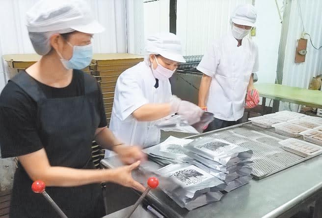 澎湖黑糖糕業者成功研發微晶冷凍技術開啟新商機，一舉突破疫情陰霾。（陳可文攝）