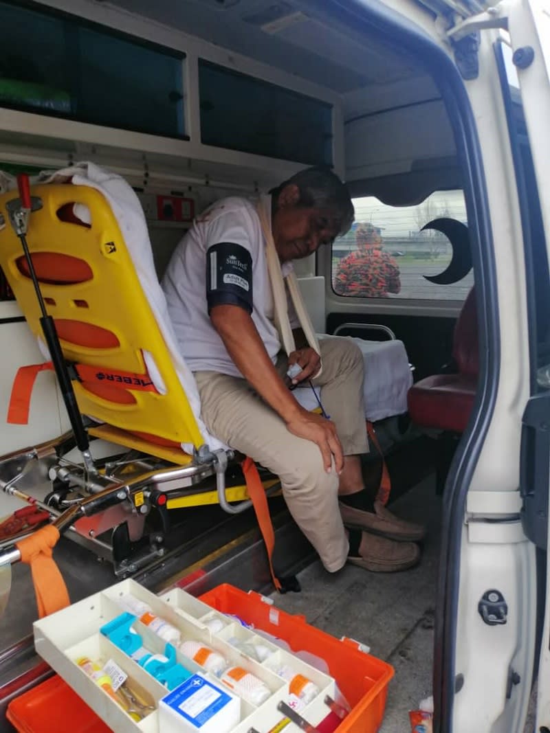 The pilot with an arm sling after sustaining injuries to his left arm during the incident. ― Picture courtesy of Selangor Fire and Rescue Department