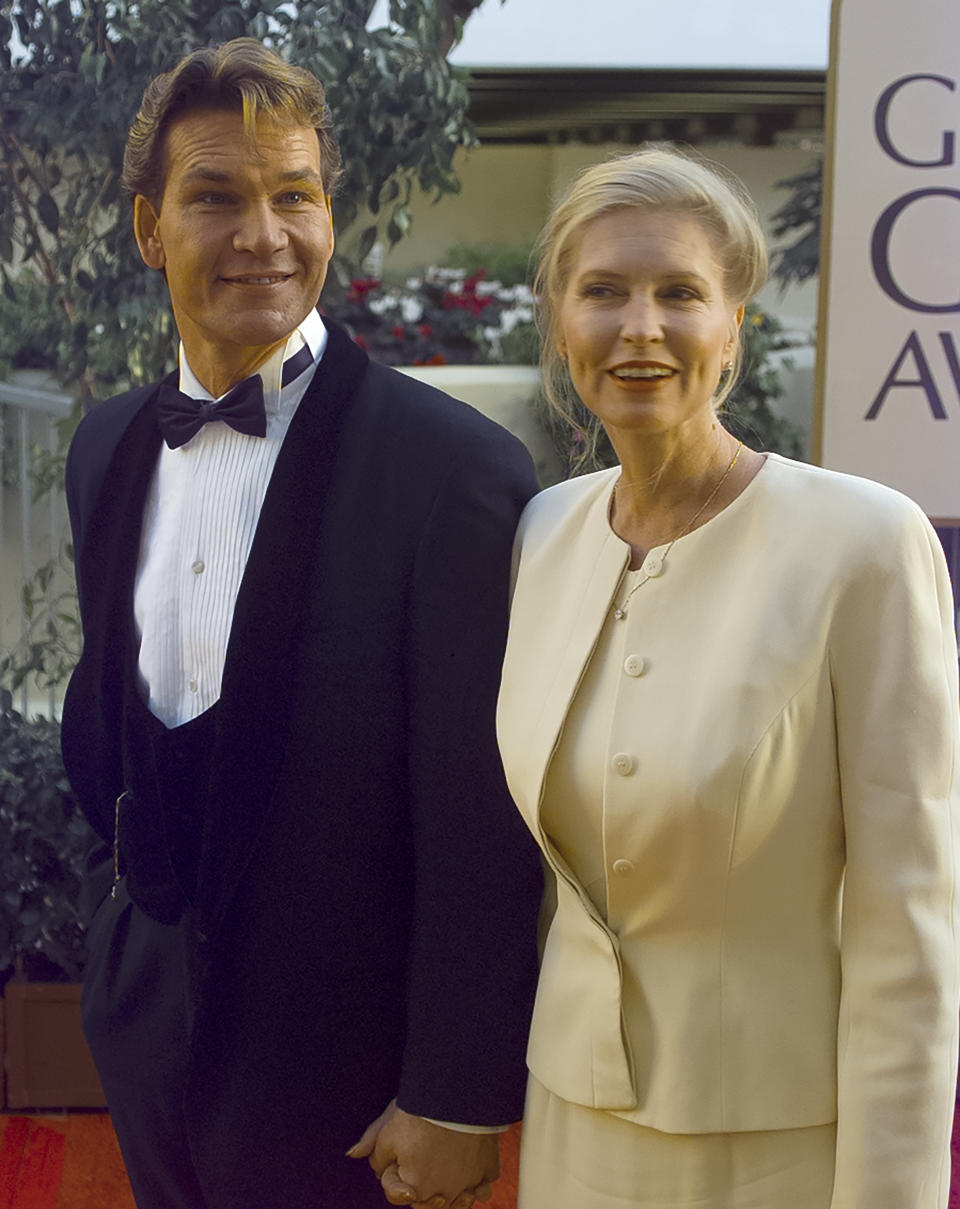 Patrick Swayze and wife sa Niemi arrive at the Golden Globes in 1997. (Getty)