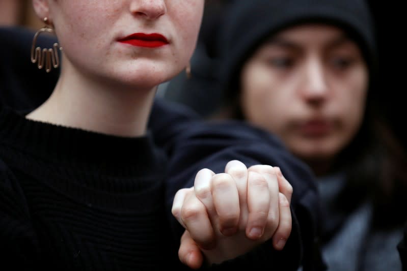 Mujeres asisten a una manifestación para protestar contra el feminicidio y la violencia contra las mujeres en París