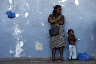 <p>Una mujer y su hijo permanecen apoyados contra la pared de un centro de desplazados de Beira. (Foto: Themba Adebe / AP). </p>