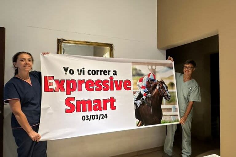 "Yo vi correr a Expressive Smart", la particular bandera con la que esperaban recibirlo al caballo en la despedida del 3 de marzo pasado, que no pudo ser... - Créditos: @Twitter