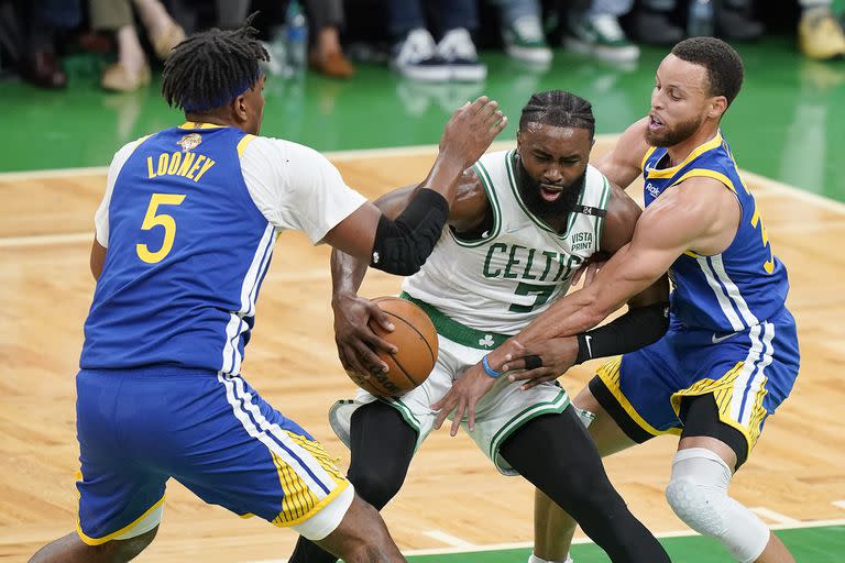Golden State Warriors y Boston Celtics son los principales favoritos al título en la temporada 2022/23