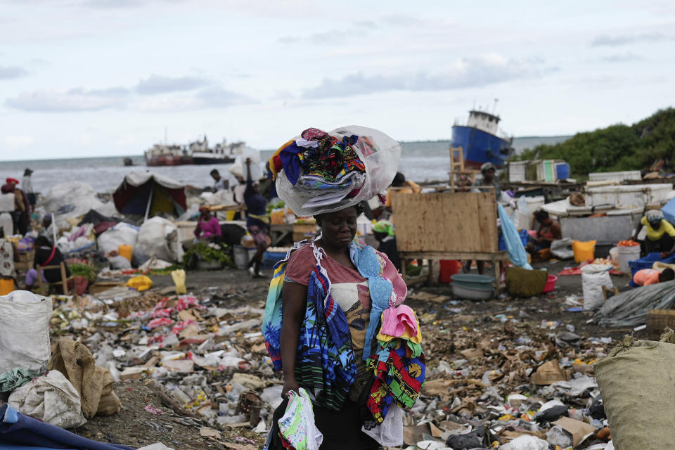 Una vendedora de ropa, en un mercado al aire libre en Cabo Haitiano, Haití, el 17 de abril de 2024. (AP Foto/Ramón Espinosa)