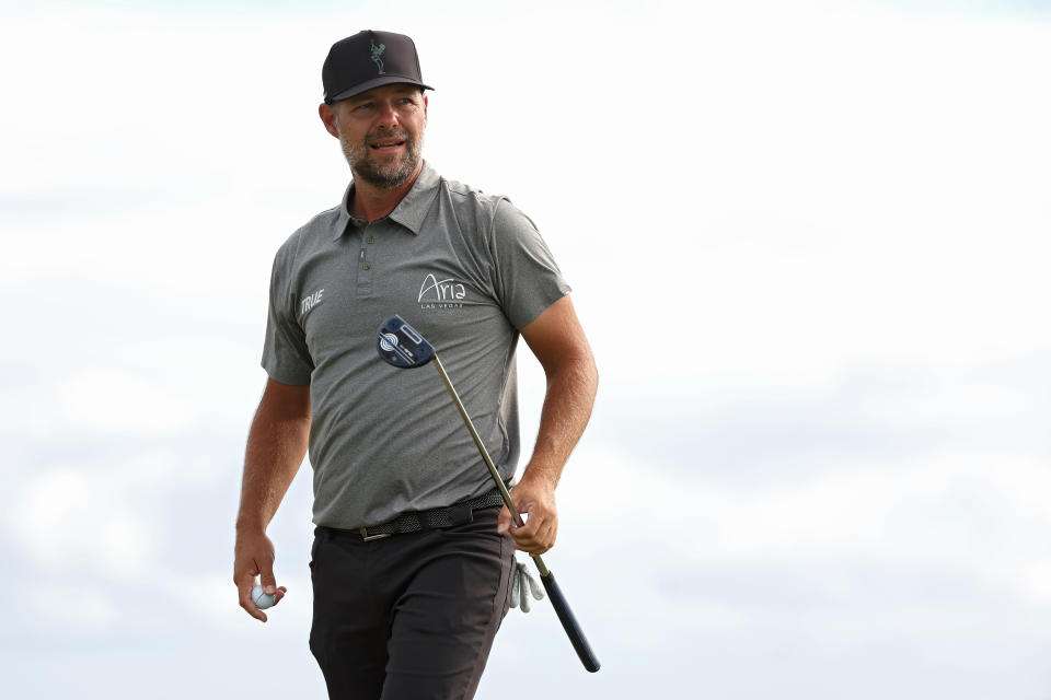 Ryan Moore de los Estados Unidos mira desde el green 16 durante la tercera ronda del Campeonato Butterfield Bermuda en el campo de golf Port Royal el 11 de noviembre de 2023 en Southampton, Bermuda.  (Foto de Gregory Shamus/Getty Images)