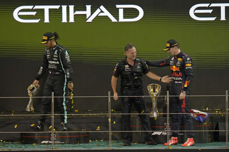 Podio de Abu Dhabi 2021, con Hamilton derrotado y Verstappen celebrando con Horner el título