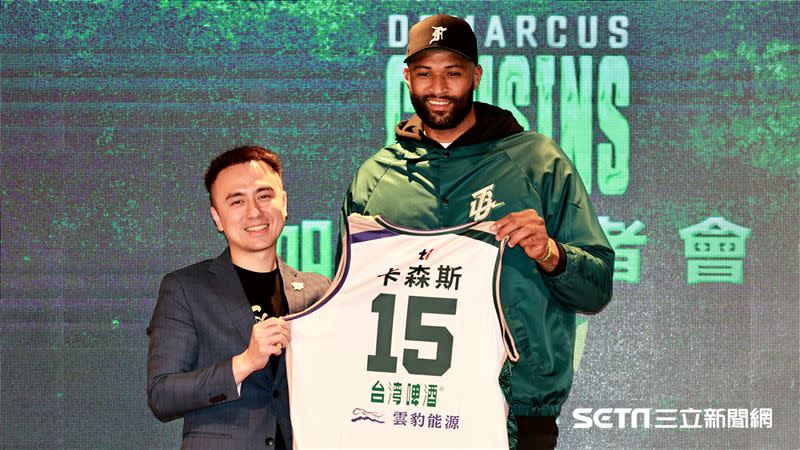 「表弟」卡森斯（DeMarcus Cousins）加盟記者會，正式穿上台啤永豐雲豹15號球衣。（圖／記者劉彥池攝影）