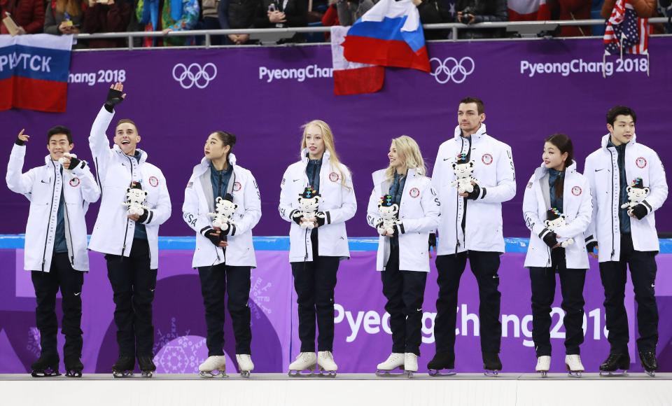 <p>Team USA (from left) Nathan Chen, Adam Rippon, Mirai Nagasu, Bradie Tennell, Alexa Scimeca Knierim, Kris Knierim, Maia Shibutani and Alex Shibutani during the venue ceremony after placing third in the Figure Skating Team Event competition at the Gangneung Ice Arena during the PyeongChang 2018 Olympic Games, South Korea, 12 February 2018. (Corea del Sur, Estados Unidos) EFE/EPA/HOW HWEE YOUNG EPA-EFE/HOW HWEE YOUNG </p>