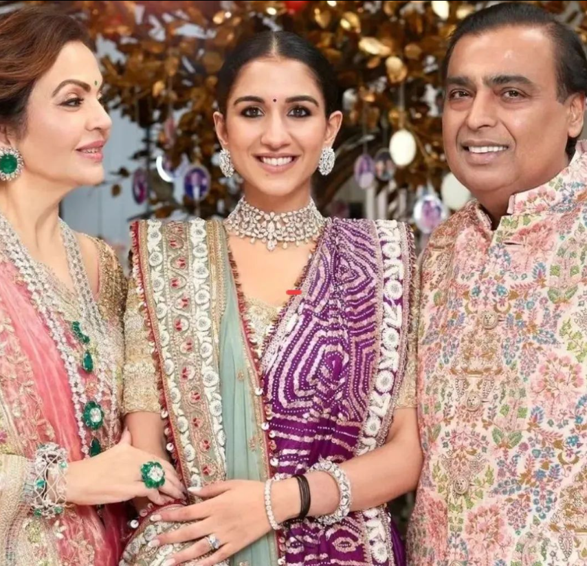 左起：新郎的母親妮塔·安巴尼（Nita Mukesh Ambani）、新娘拉迪卡·麥昌特、新郎的父親穆克什·安巴尼。（圖／翻攝自IG@ananthambani）