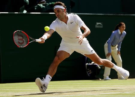 El tenista suizo Roger Federer durante el partido contra el croata Marin Cilic, en cuartos de final de Wimbledon, en Londres. 6 de julio de 2016. El tenista suizo Roger Federer mantuvo viva su búsqueda de un histórico octavo título de Wimbledon, al vencer el miércoles en cinco sets al croata Marin Cilic y avanzar a semifinales del tercer Gran Slam de la temporada. REUTERS/Paul Childs