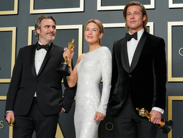 Joaquin Phoenix (links), Renée Zellweger und Brad Pitt - nur Laura Dern hat es nicht auf das Foto geschafft, sonst wären die vier Gewinner der diesjährigen Schauspiel-Oscars komplett. (Bild: Rachel Luna/Getty Images)