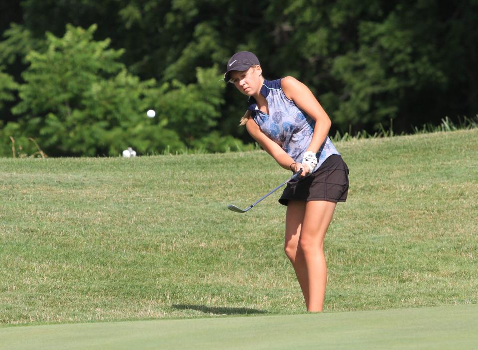 Caylee Lattimer, de Newark Catholic, hace un chip hacia el green en el hoyo n.° 9 durante un evento de la gira de la Asociación de Golf Juvenil del Condado de Licking en The Links en Echo Springs el lunes 1 de julio de 2024.