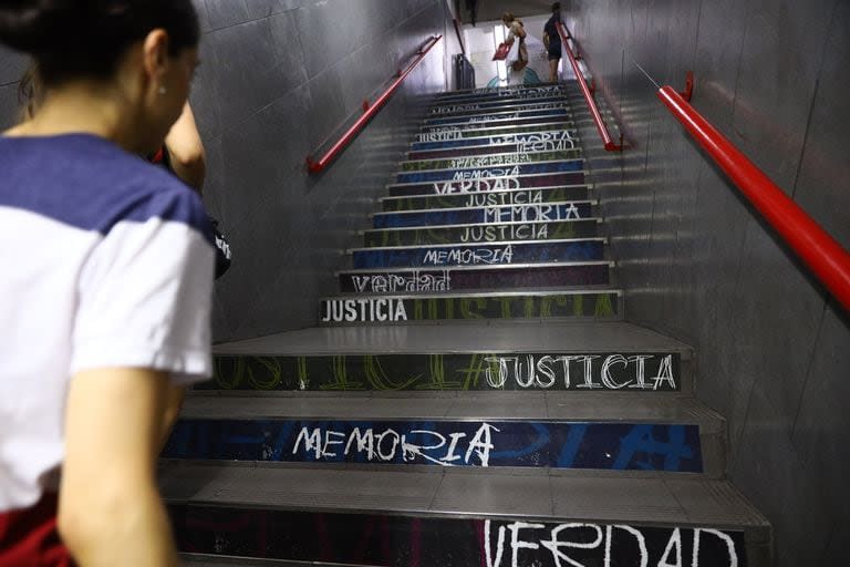 "Memoria", "verdad" y "justicia" se indican en los escalones de la estación Pasteur-AMIA, son de la instalación artística para recordar el atentado de 1994 - Créditos: @Hernan Zenteno