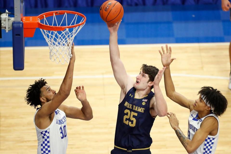 Notre Dame’s Matt Zona (25) scores between Kentucky’s Olivier Sarr, left, and Brandon Boston during last season’s 64-63 win in Rupp Arena. The teams meet again Saturday in South Bend, Ind.