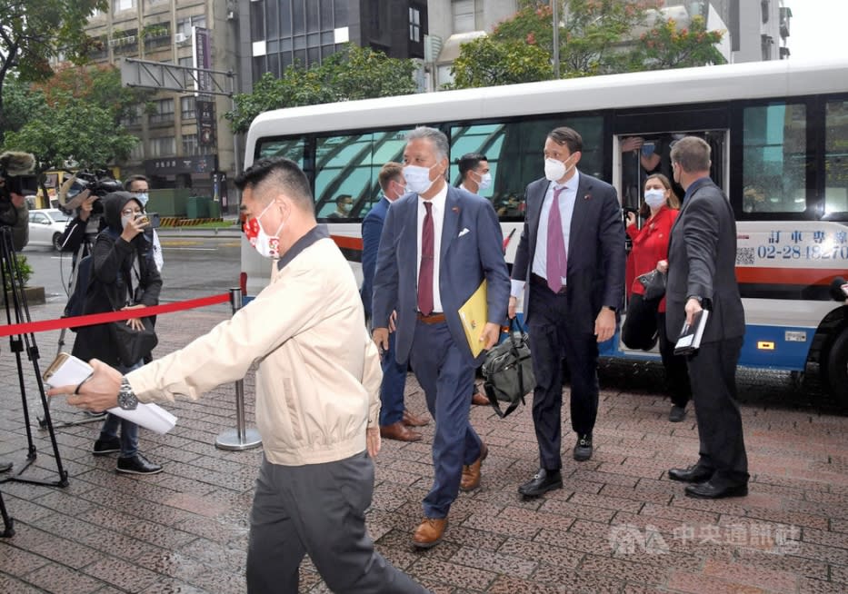 美國聯邦眾議院退伍軍人事務委員會主席高野（Mark Takano）（中）26日上午率跨黨派眾議員團拜會國軍退除役官兵輔導委員會，就國防相關議題交換意見。（中央社）