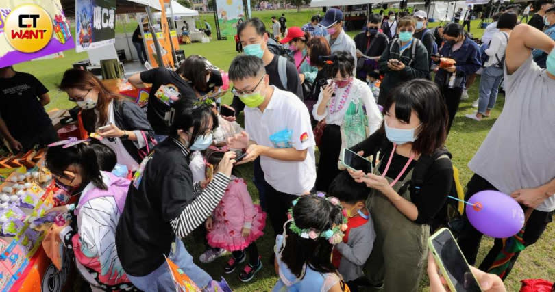 現場有許多父母帶著萬聖節精心扮裝的小朋友在吸C凍攤位前排隊，等著玩遊戲、搶購優惠商品。