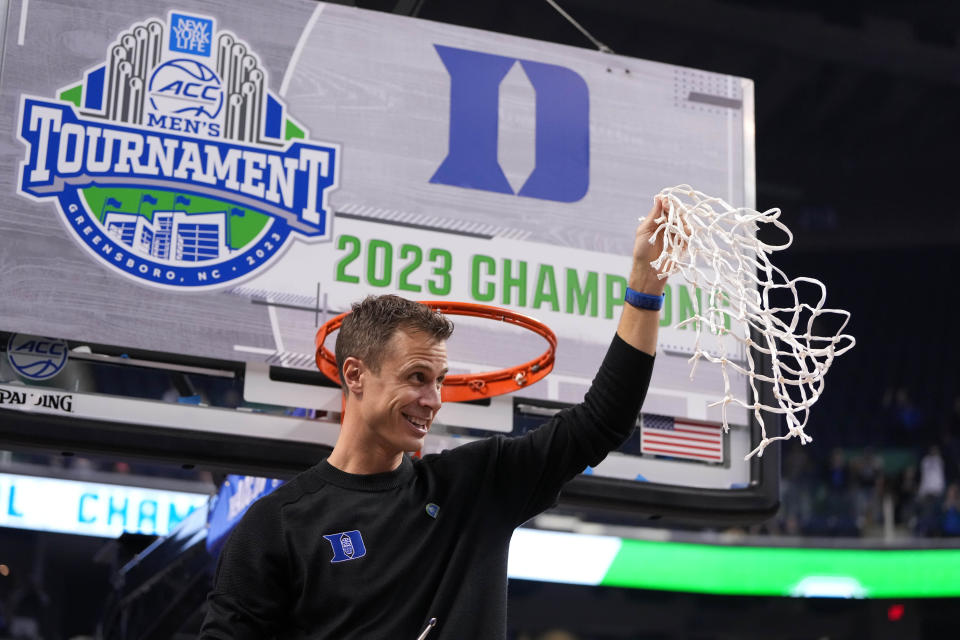 Duke head coach Jon Scheyer holds up the net after the Blue Devils won the ACC championship on Saturday. (Bob Donnan-USA TODAY Sports)