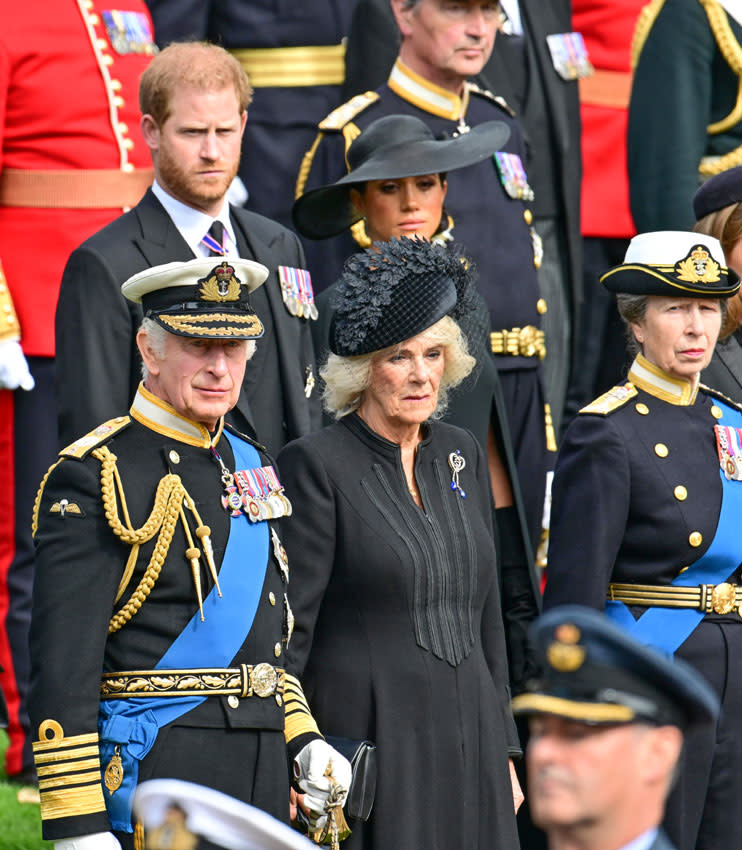 Los reyes Carlos y Camilla con la princesa Ana y con Harry y Meghan