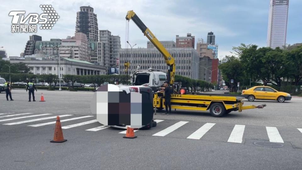 警方協助將小貨車拖離現場。（圖／TVBS）