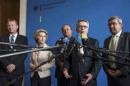 German Interior Minister Thomas de Maiziere (2ndR) gives a statement after a meeting with Defence Minister Ursula von der Leyen (2ndL) and Interior Minister of the state of Saarland Klaus Bouillon (C), Interior Minister of the state of North Rhine-Westphalia Ralf Jaeger (L) and Minister of Interior of the state of Mecklenburg-Vorpommern Lorenz Caffier (R), at the interior ministry in Berlin on August 31, 2016. REUTERS/Odd Andersen/POOL