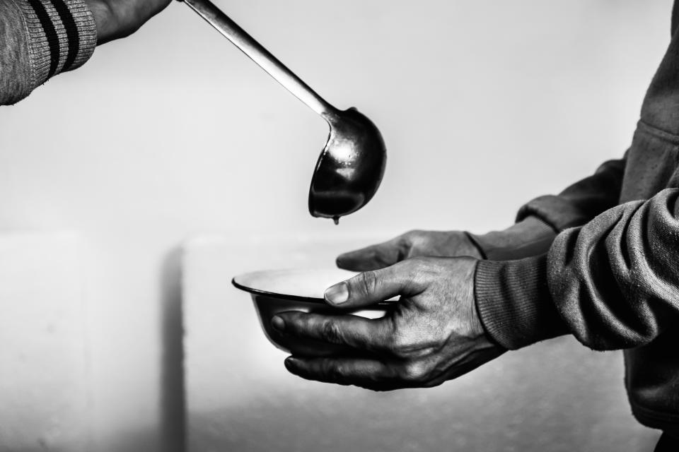 Ha elegido comer de Caritas y vivir en la calle, pero tiene 400.000 euros en una cuenta. (Foto: Getty Images)