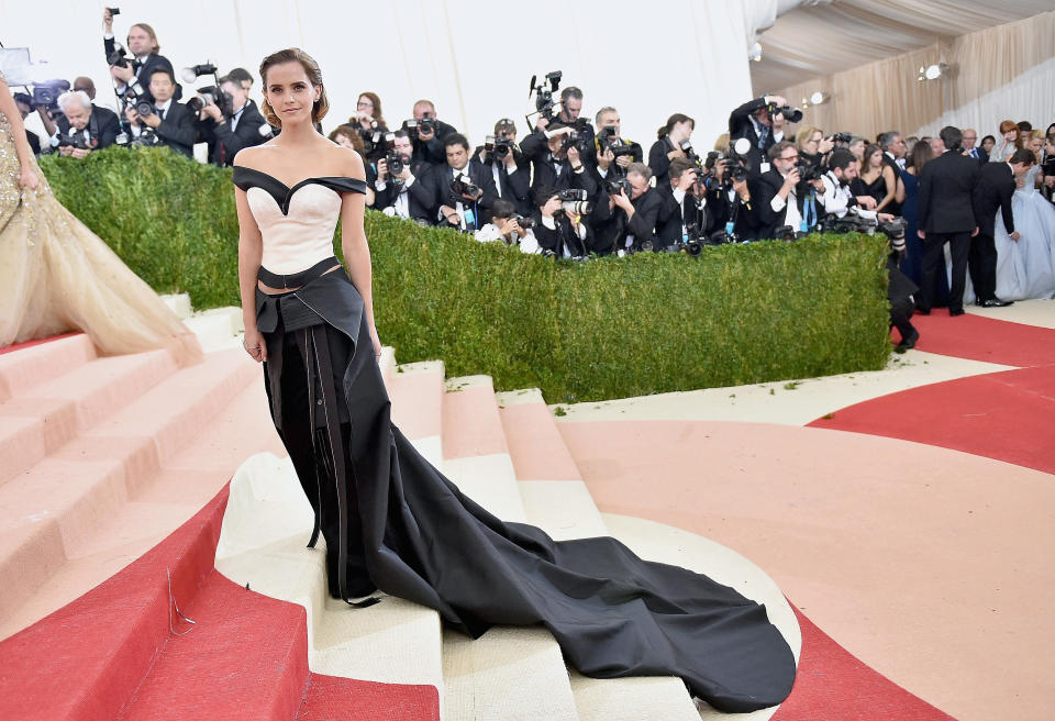 Emma Watson in einem schicken Abendkleid, das aus recycelten Plastikflaschen besteht (Bild: Getty Images)