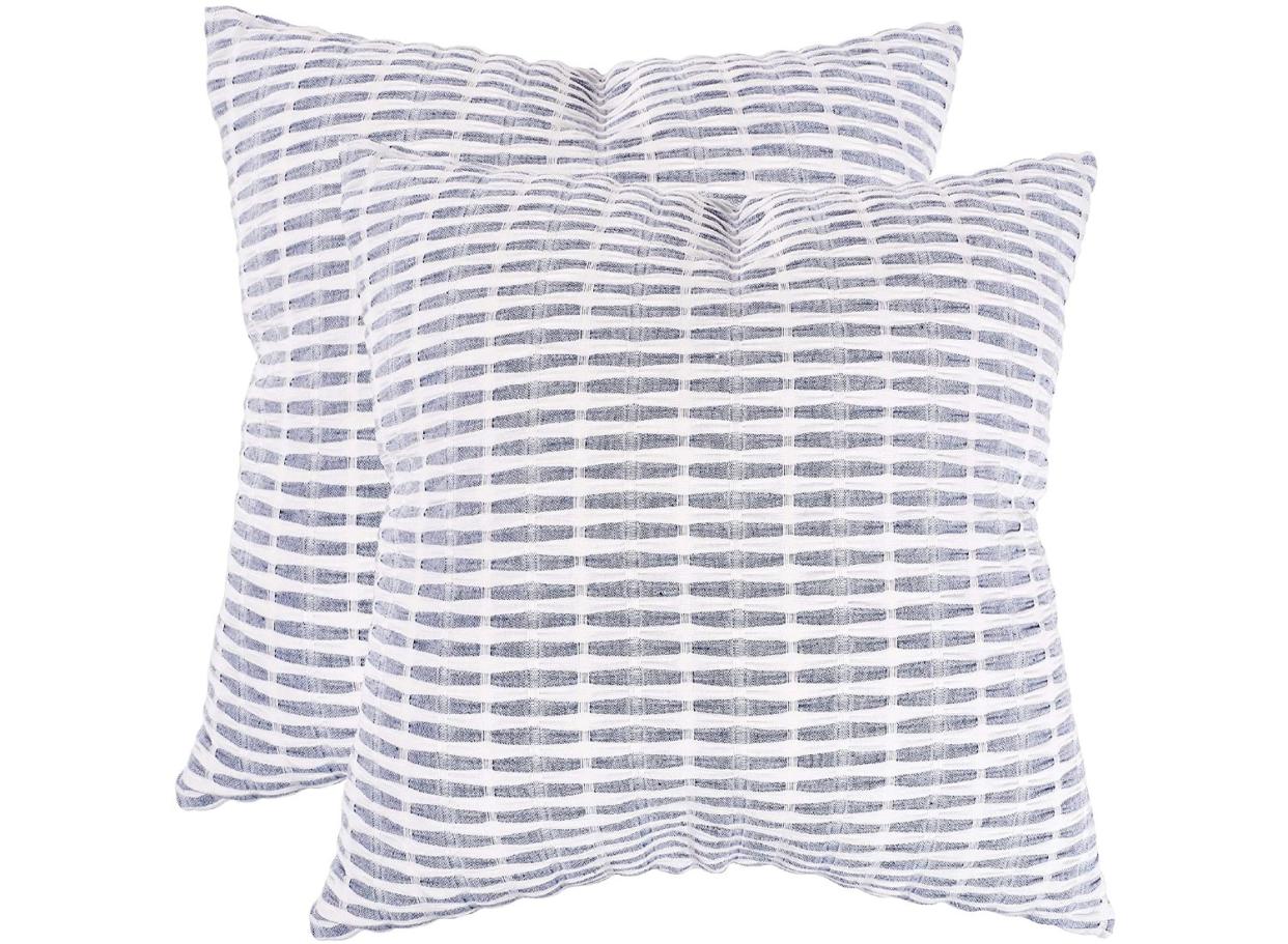 These cotton pillowcases will lighten up the room and bring that coastal touch. (Source: Amazon)