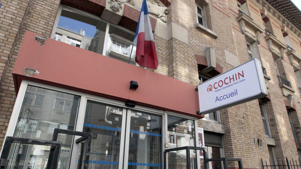 Photo de l’entrée de l’hôpital Cochin prise le 2 avril 2012 à Paris.   AFP PHOTO KENZO TRIBOUILLARD (Photo de Kenzo TRIBOUILLARD / AFP)